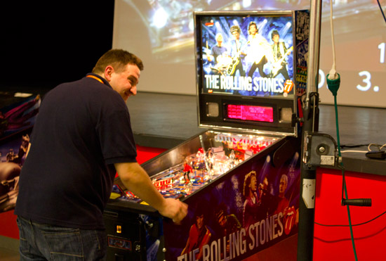 Just 2M behind and Rock Star multiball started, Franck gives Timothee a smile