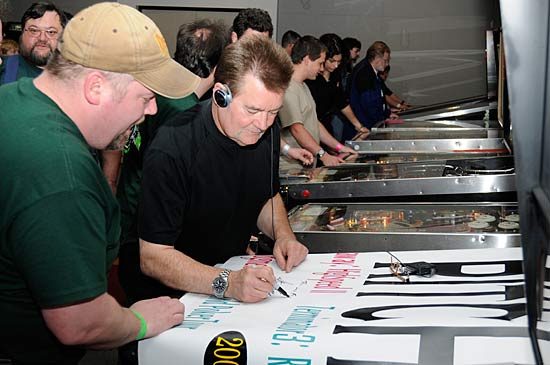 Steve signs the banner