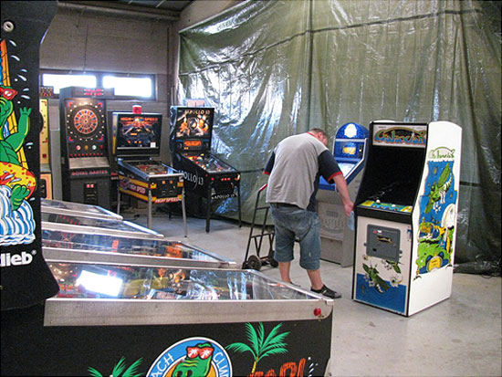 Andr&eacute; trying to get the Genie come out of the Galaxian