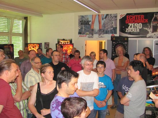 R&ouml;bi Sutter (right, out of picture) explains the tournament format and schedule