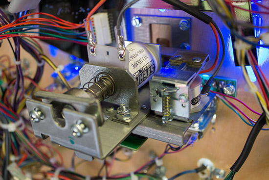 The resettable drop target assembly