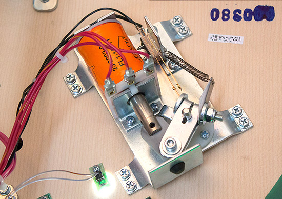 The left flipper assembly