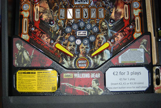 The apron - it is made of plastic and shows the main characters, as well as the rulesheet