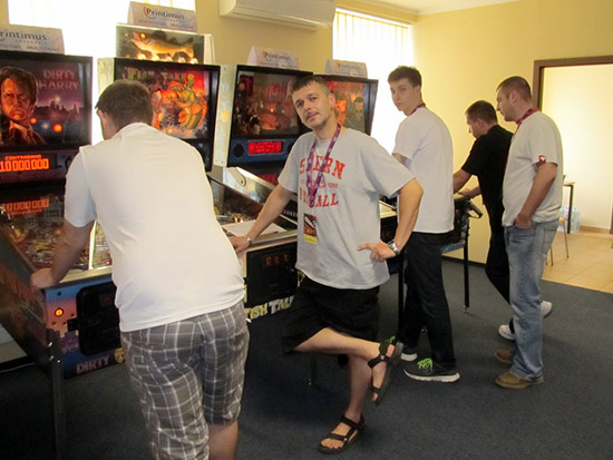 This article's author in a Stern T-shirt at the opening Printimus Pinball tournament, while behind him is Hubert Krysiński playing Dracula