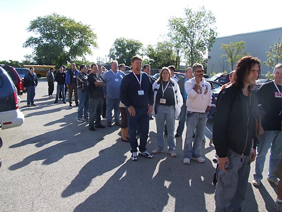 The line grows as the last buses arrive