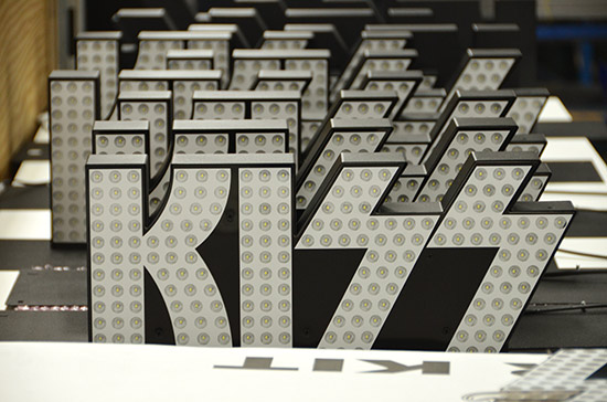 Kiss toppers