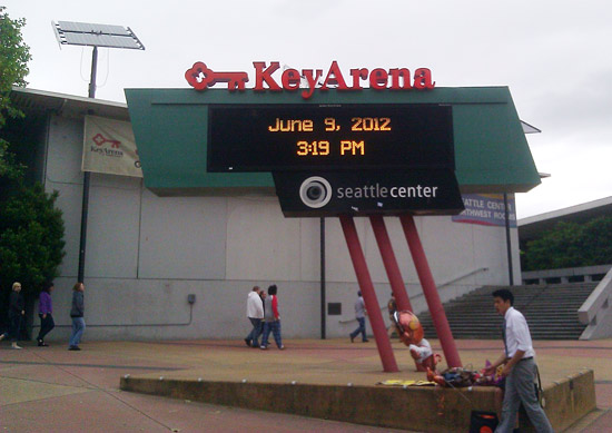 On a quick trip back to the car, I realised that the Seattle Center has its own Dot Matrix Display!