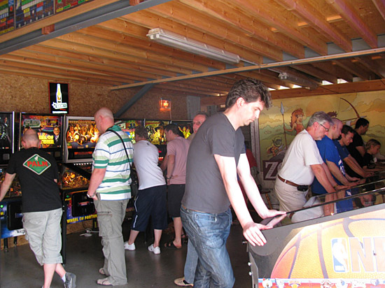 Pinballs on the right were NBA, Black Spider-Man, RollerCoaster Tycoon, Ripley's Believe it or Not, Lord of the Rings, Pirates of the Caribbean and The Sopranos.