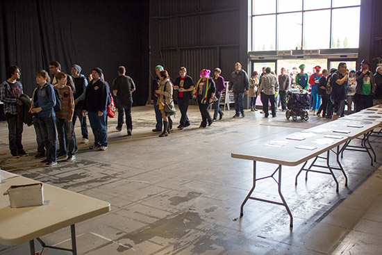 The first visitors are admitted to the show