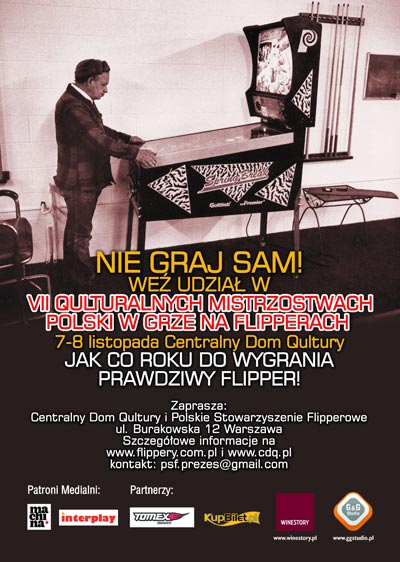 The poster behind reads "Don't play alone, compete in the Qulturalne Mistrzostwa Polski w Grze na Flipperach"