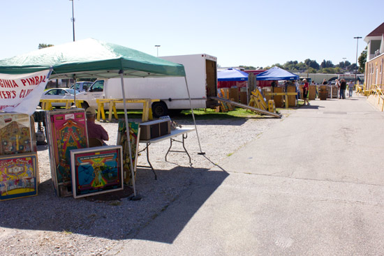 The sellers start to arrive and set up
