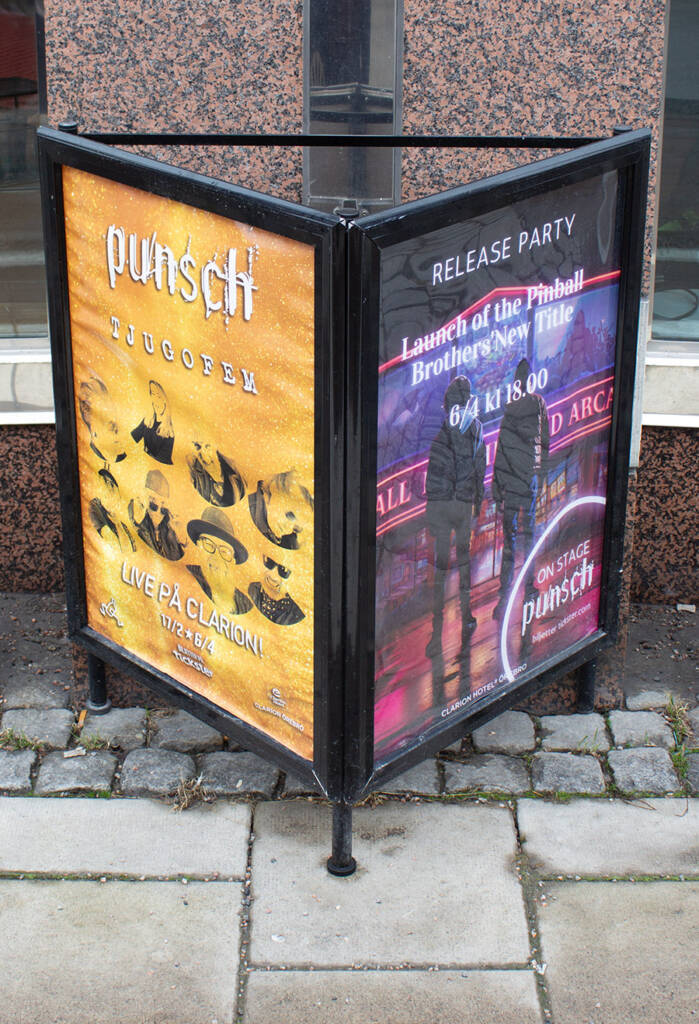 It is also promoted on the street outside, alongside the appearance of the band Punsch