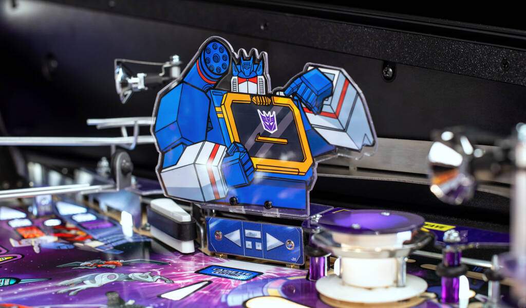 The Soundwave toy is a flat plastic on the Pro model