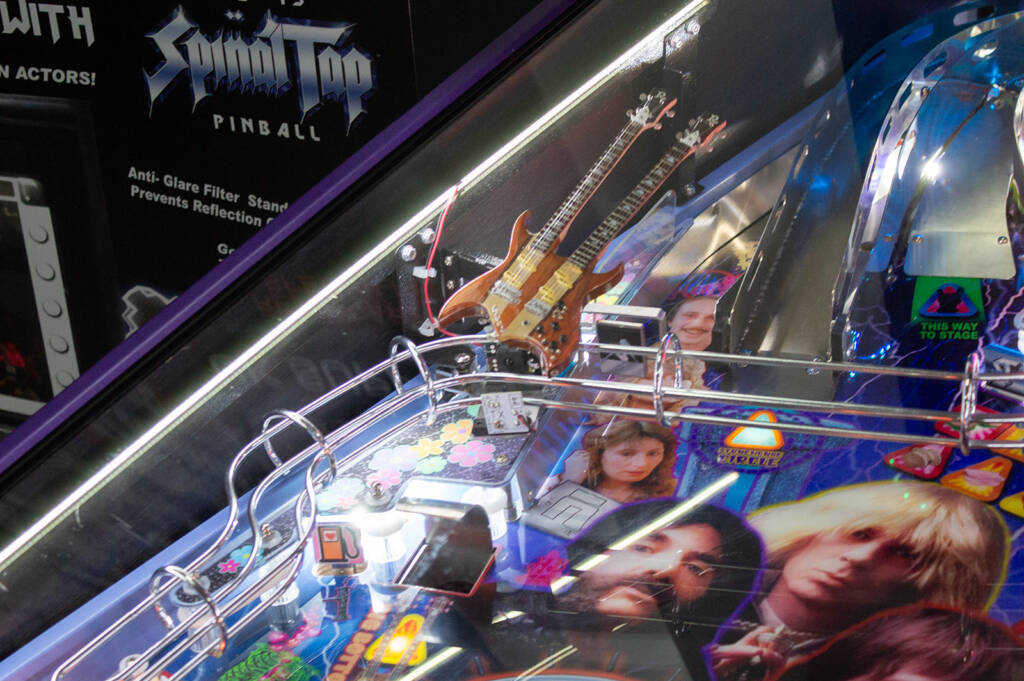 The playfield is brightly lit thanks to the integrated LED strips