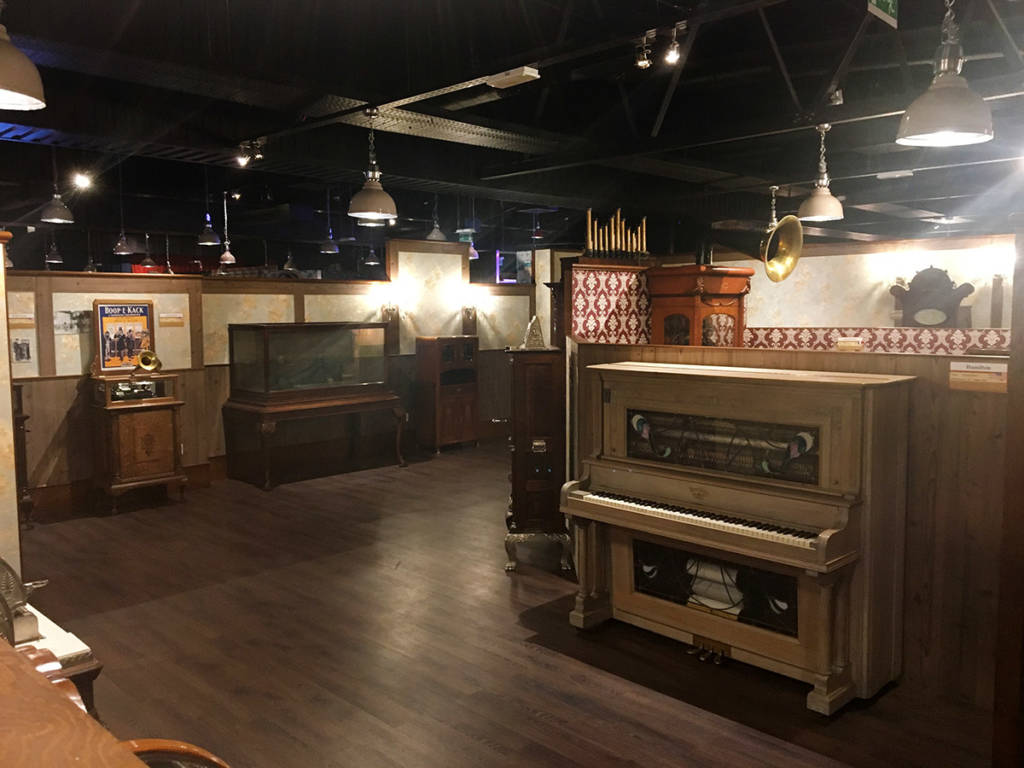 Player pianos, gramophones and other music players