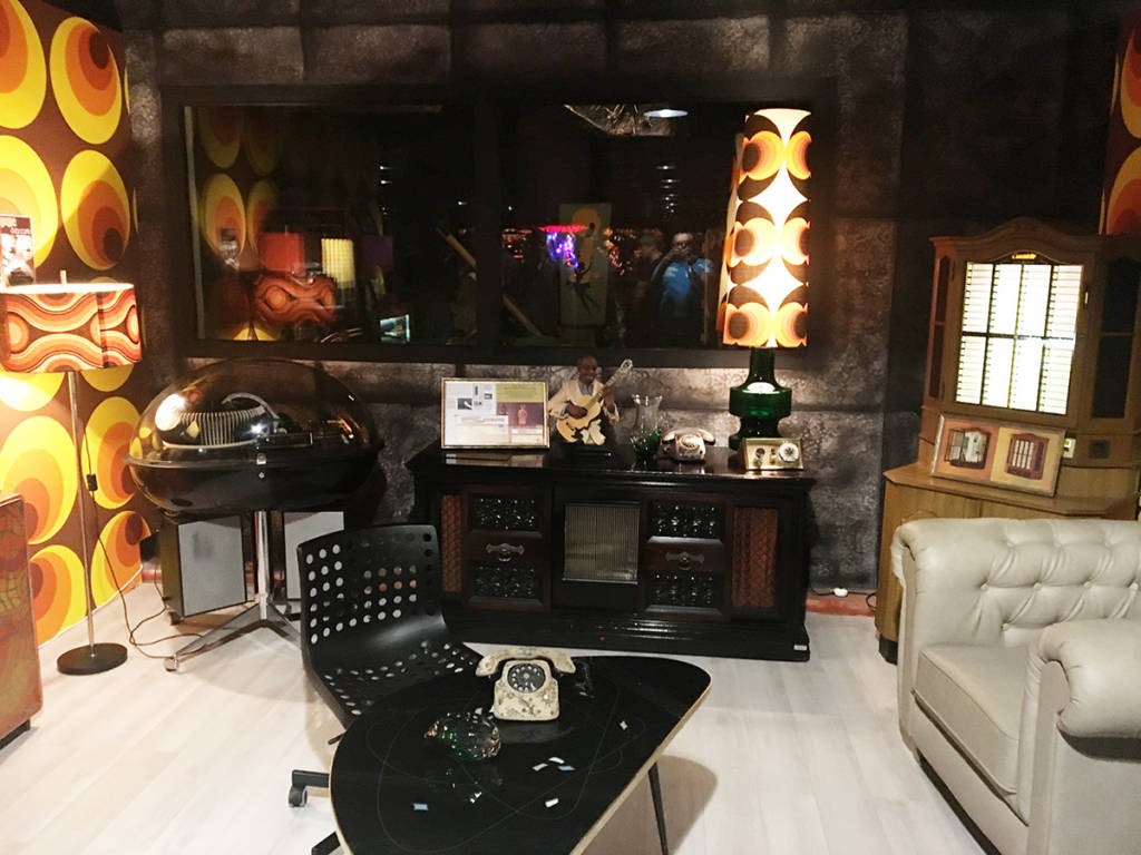 An upscale living room from the era