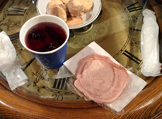 Delicious Japanese fruit tea with dessert